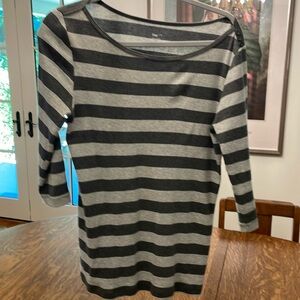 Gap 3/4 Sleeve T Shirt striped gray.